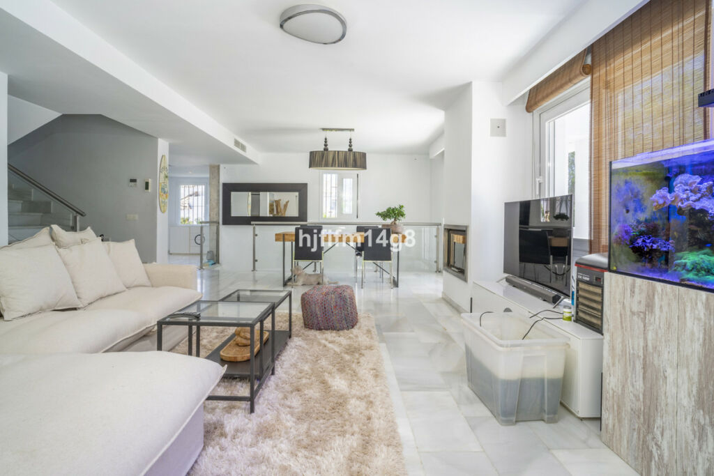 Detached Villa Nueva Andalucía Málaga - image 6