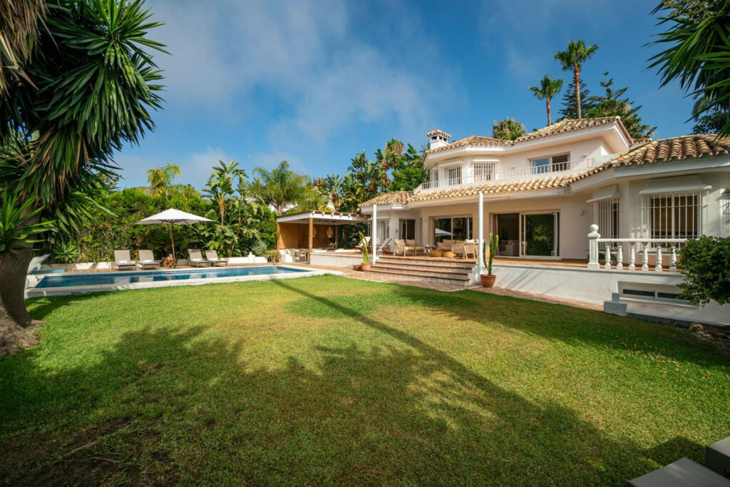 Detached Villa El Paraiso Málaga - image 6