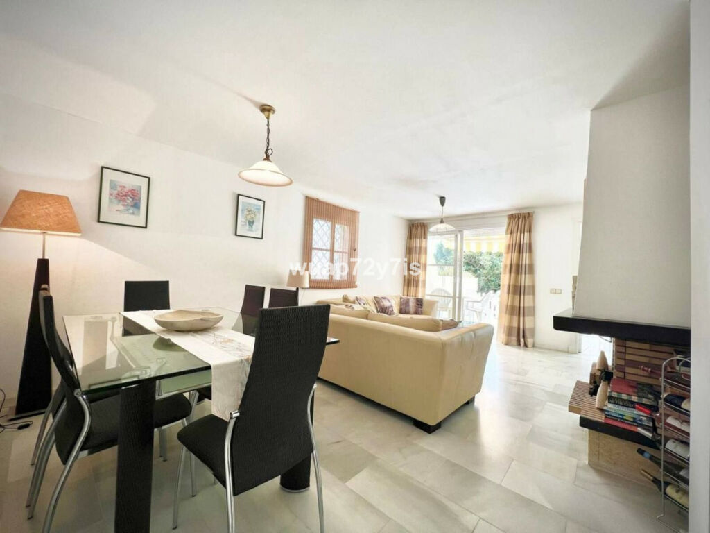 Townhouse El Paraiso Málaga - image 6