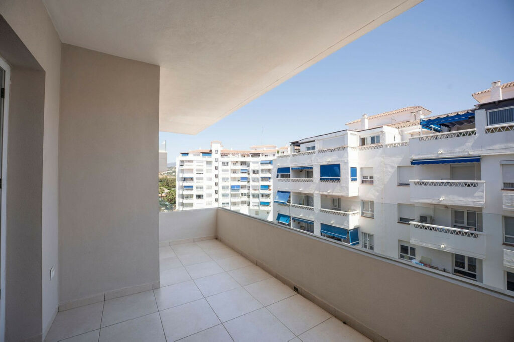 Middle Floor Apartment La Campana Málaga - image 6