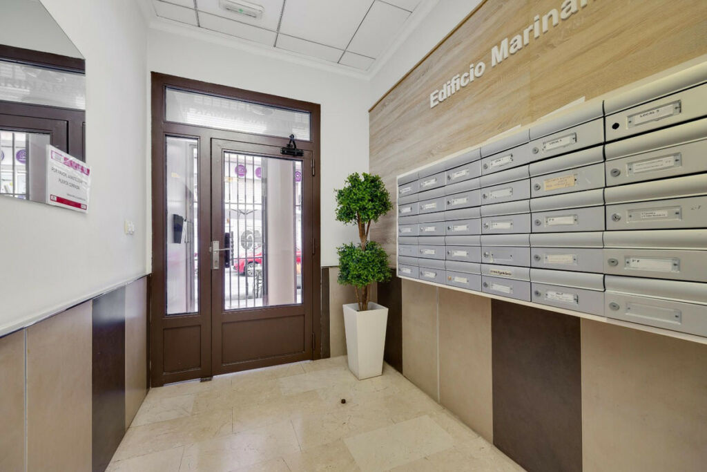 Middle Floor Apartment Torrevieja Alicante - image 6