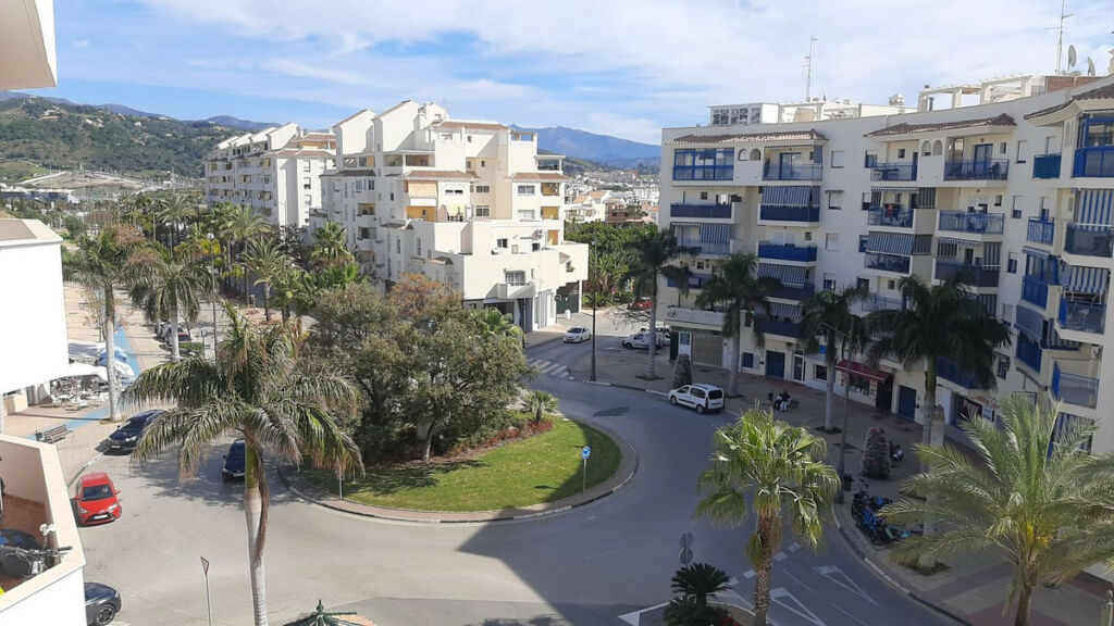 Middle Floor Apartment Estepona Málaga - image 6