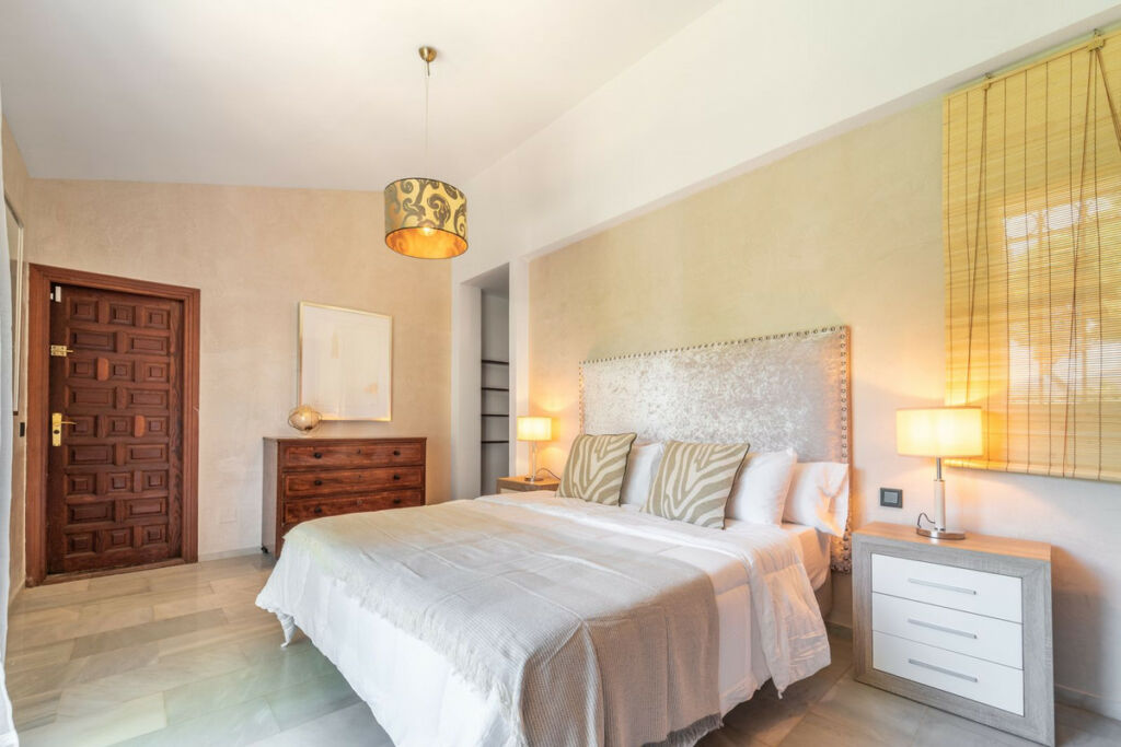 Detached Villa New Golden Mile Málaga - image 4
