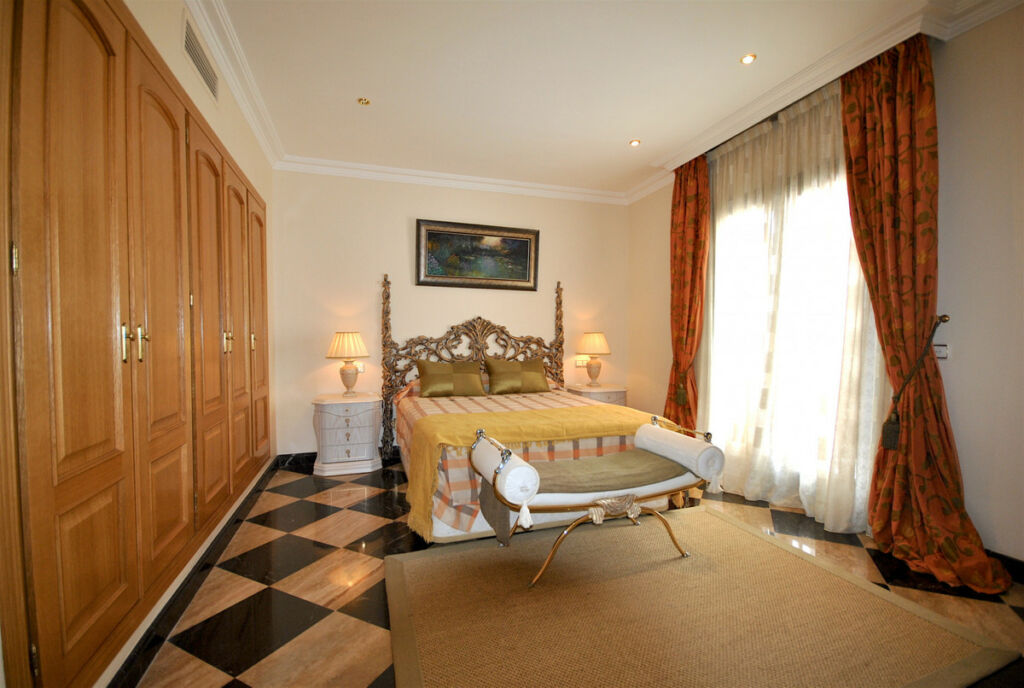 Middle Floor Apartment Puerto Banús Málaga - image 6