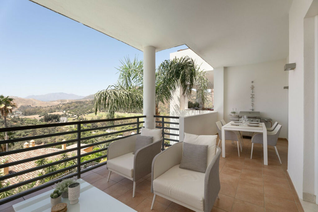 Middle Floor Apartment Los Almendros Málaga - image 3