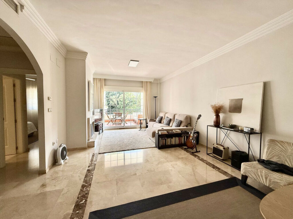 Middle Floor Apartment Nueva Andalucía Málaga - image 6