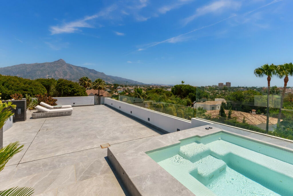 Detached Villa Nueva Andalucía Málaga - image 6