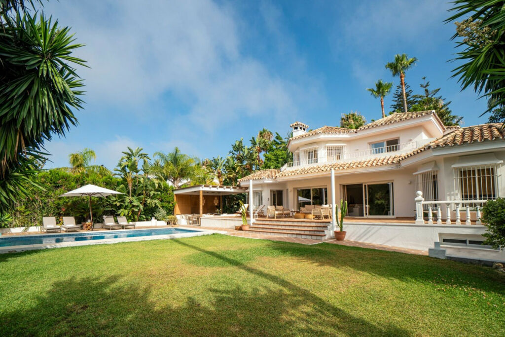 Detached Villa El Paraiso Málaga - image 7