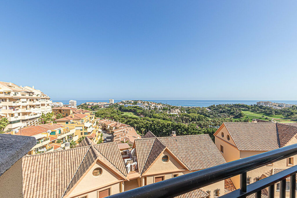 Middle Floor Apartment Benalmadena Málaga - image 7