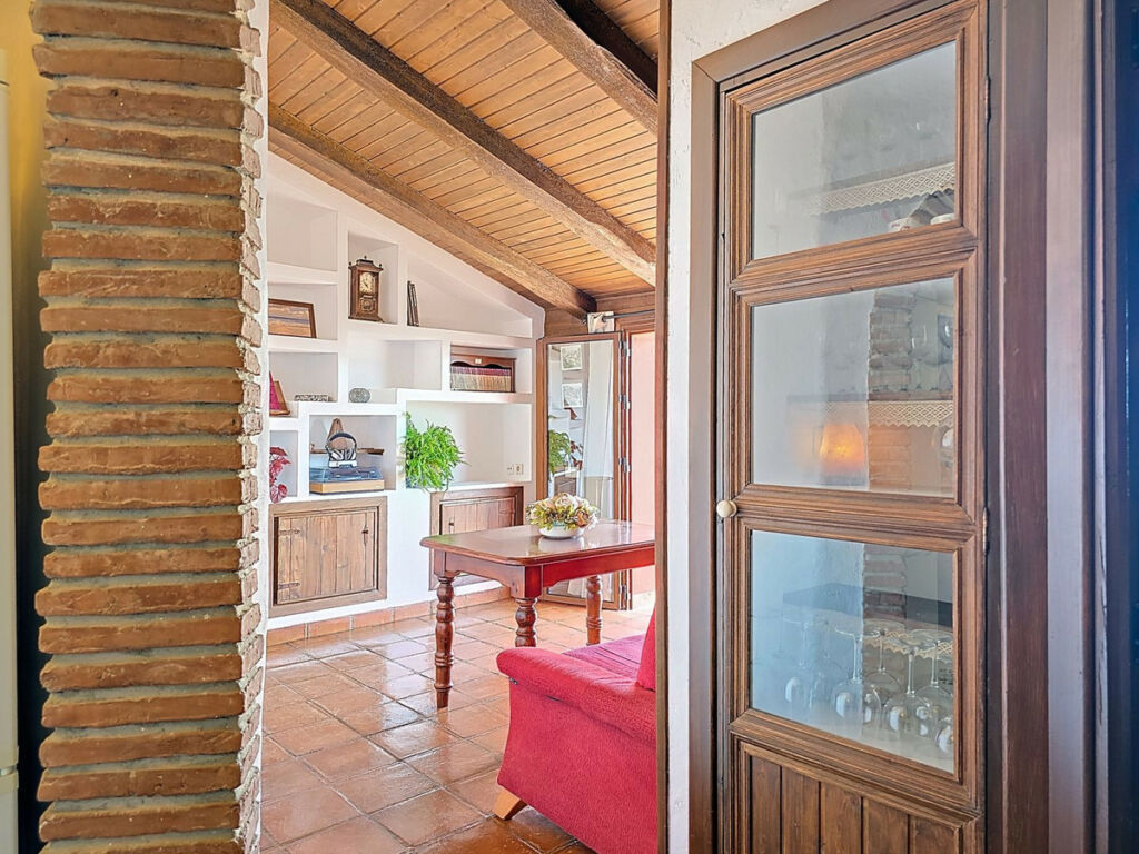 Detached Villa Riogordo Málaga - image 7