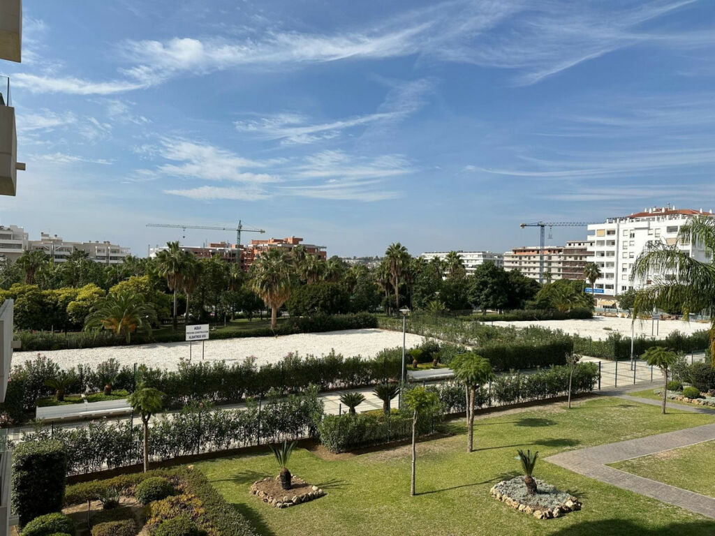 Middle Floor Apartment Nueva Andalucía Málaga - image 3