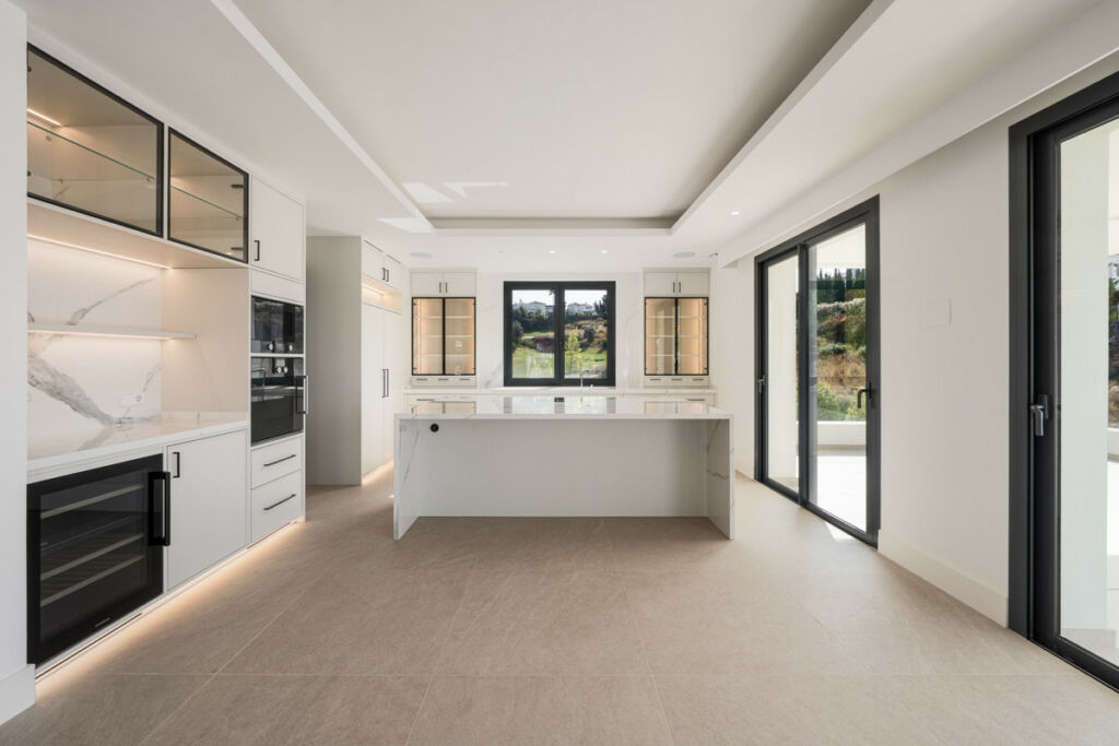 Detached Villa Estepona Málaga - image 7