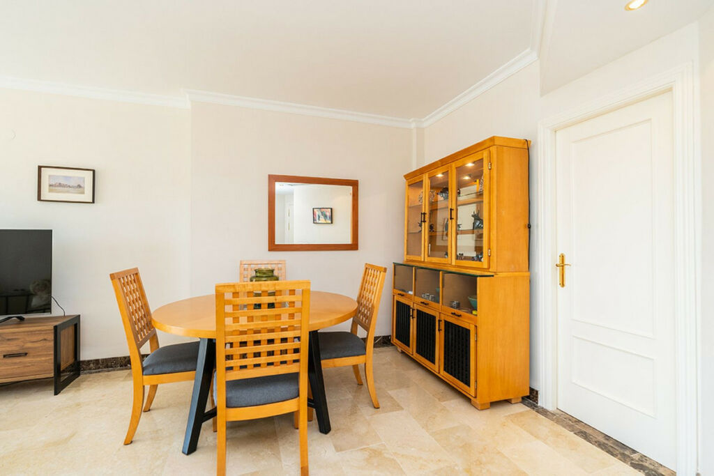 Middle Floor Apartment Bel Air Málaga - image 7