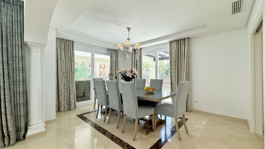 Detached Villa Elviria Málaga - image 8