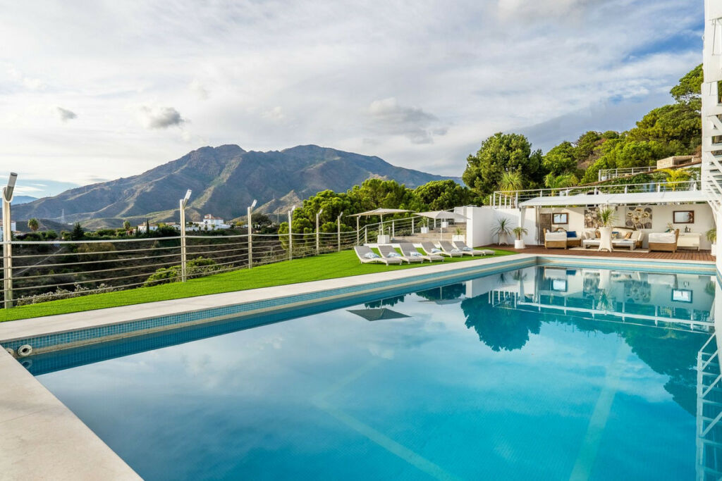 Detached Villa Estepona Málaga - image 8