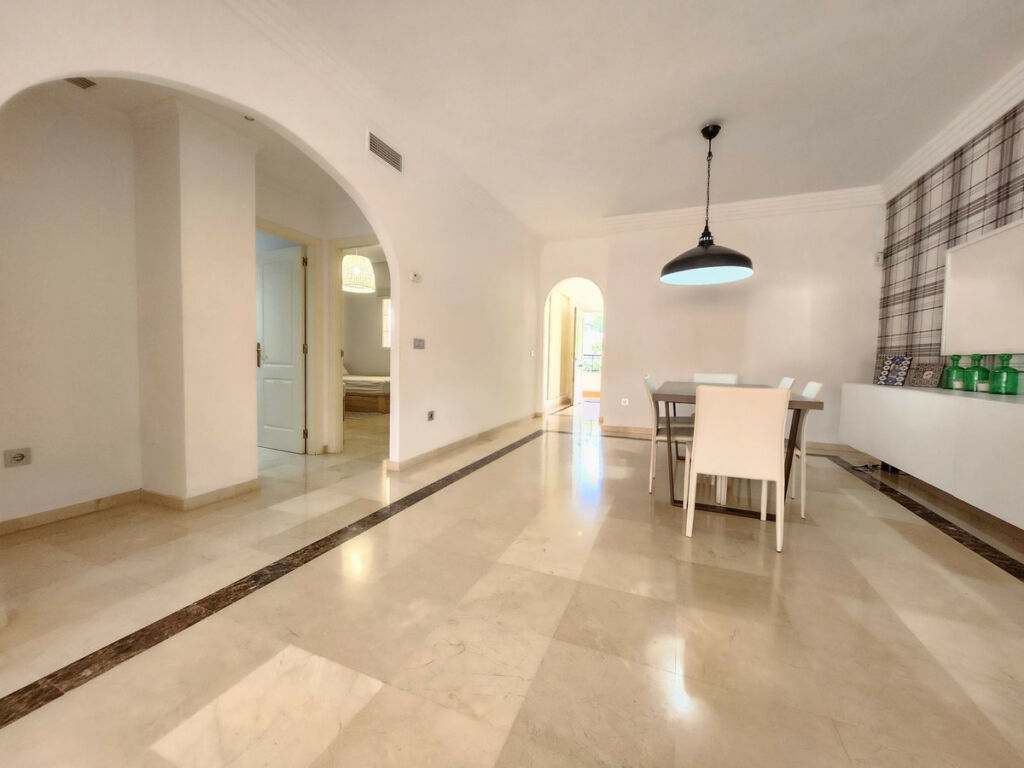Middle Floor Apartment Nueva Andalucía Málaga - image 8