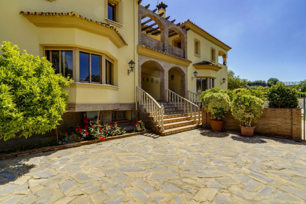 Detached Villa Benahavís Málaga - image 8