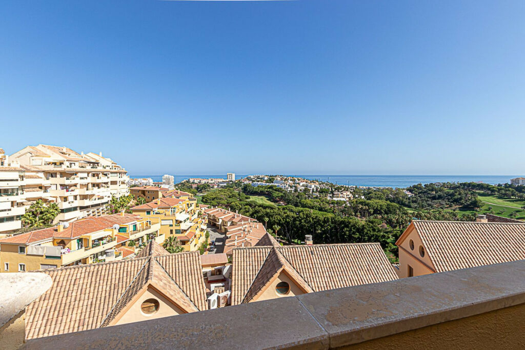 Middle Floor Apartment Benalmadena Málaga - image 8