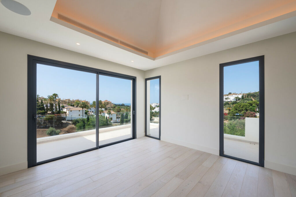 Detached Villa Estepona Málaga - image 8