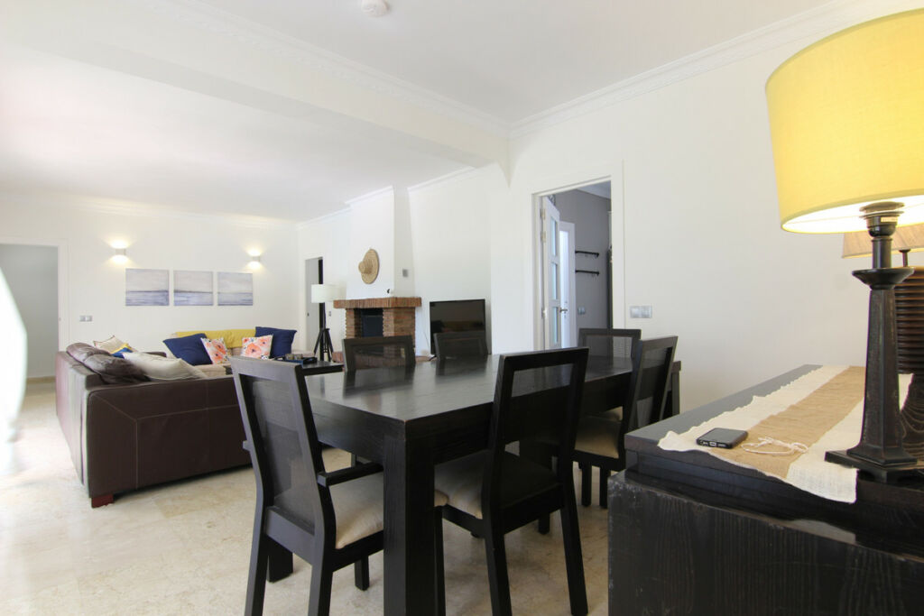 Detached Villa Estepona Málaga - image 8