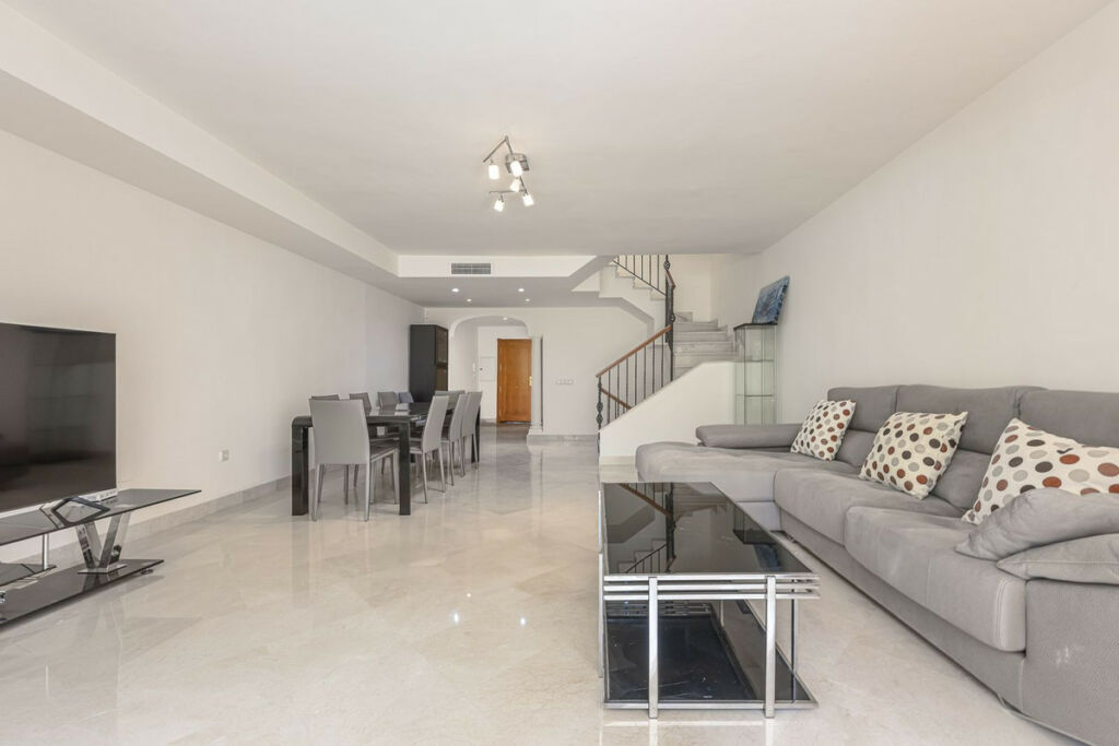 Townhouse Nueva Andalucía Málaga - image 8