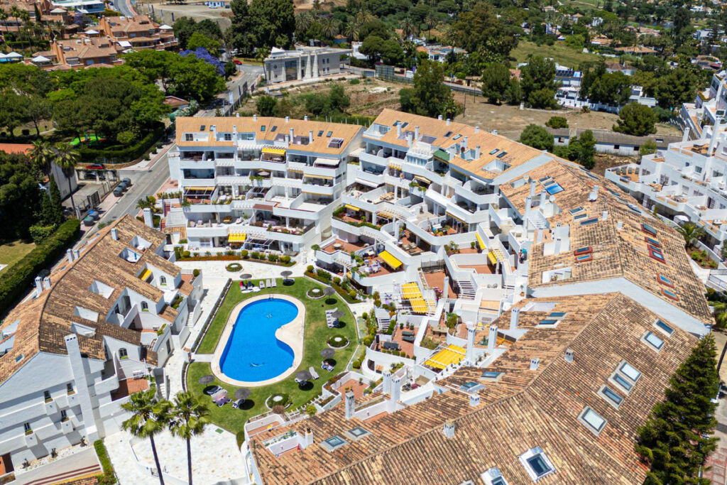 Middle Floor Apartment Nueva Andalucía Málaga - image 8