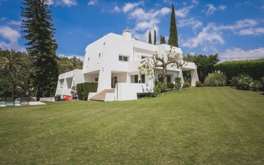 Detached Villa Nueva Andalucía Málaga - image 8