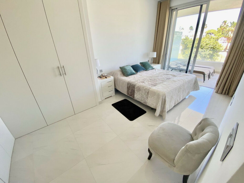 Middle Floor Apartment Estepona Málaga - image 8
