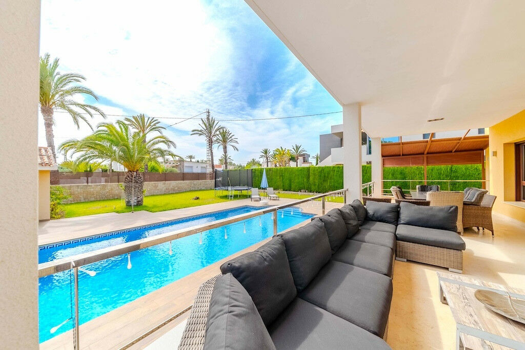 Detached Villa Cabo Roig Alicante - image 8