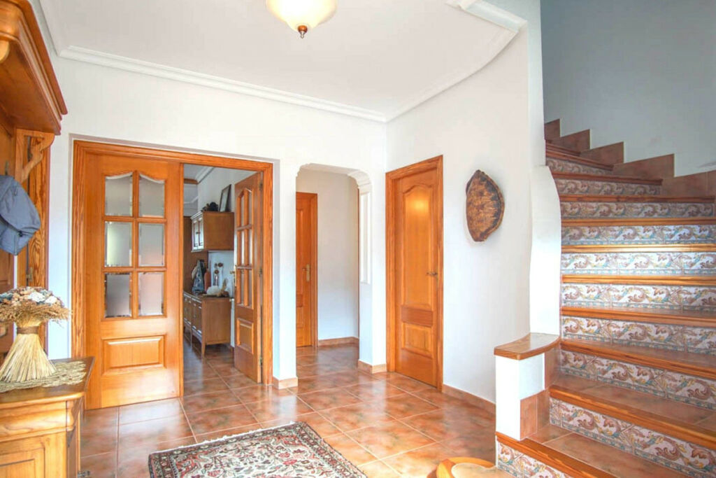 Detached Villa Los Pinos Alicante - image 8