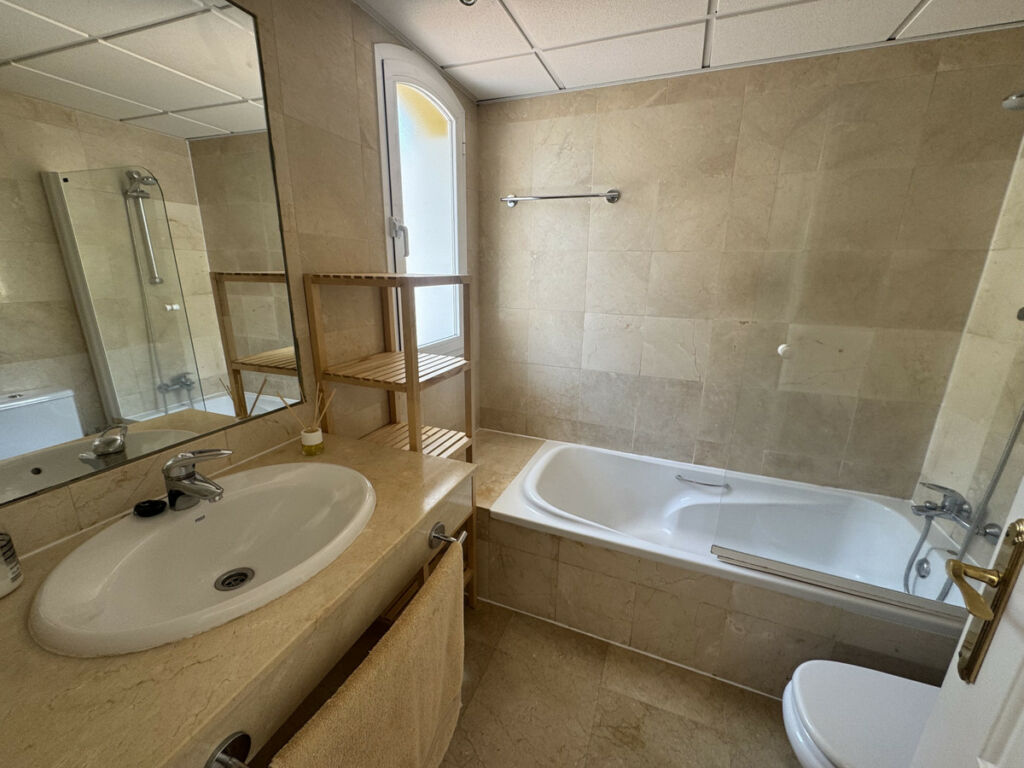 Middle Floor Apartment Nueva Andalucía Málaga - image 8