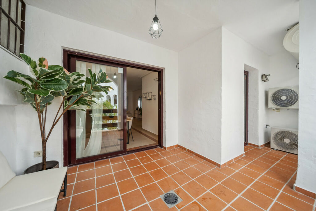 Middle Floor Apartment Nueva Andalucía Málaga - image 8