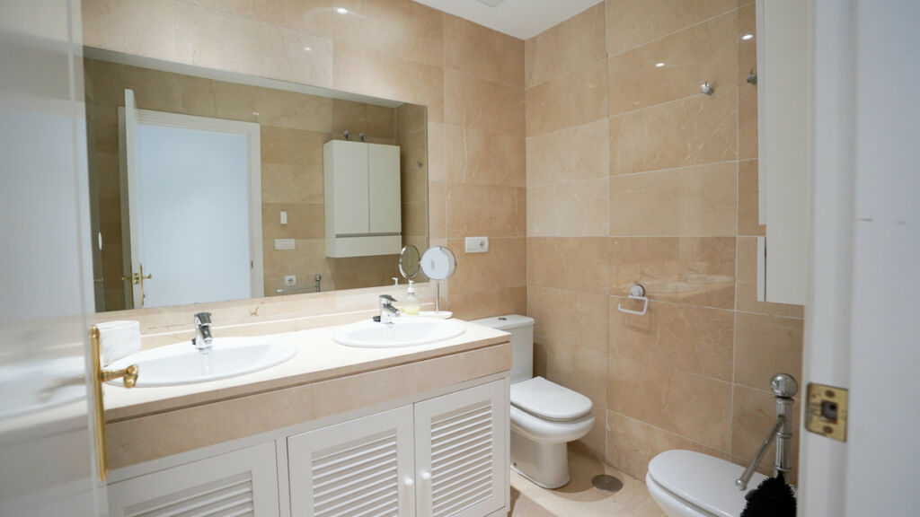Middle Floor Apartment Benahavís Málaga - image 8