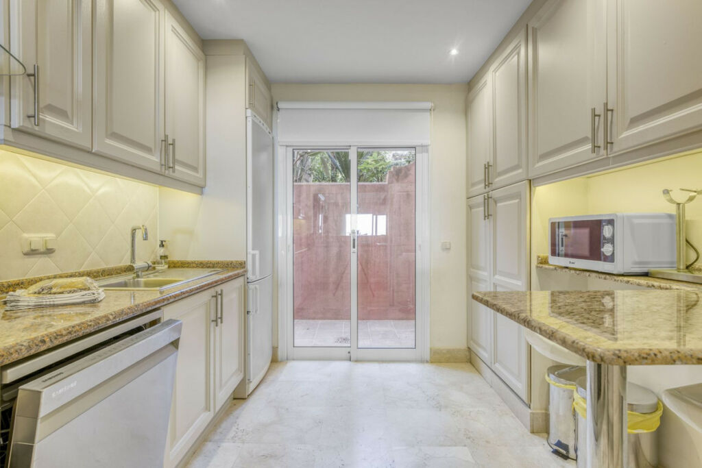 Ground Floor Apartment La Mairena Málaga - image 8