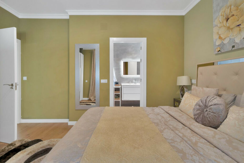 Detached Villa Estepona Málaga - image 8