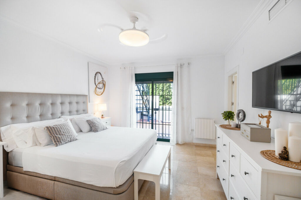 Townhouse Nagüeles Málaga - image 8