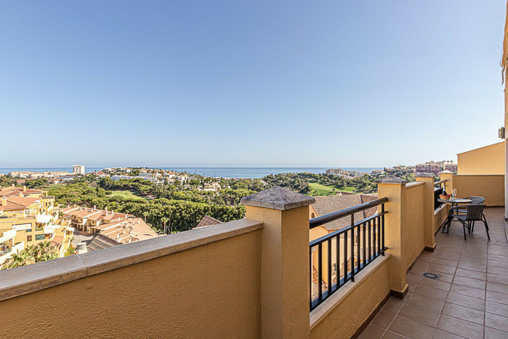 Middle Floor Apartment Benalmadena Málaga - image 9