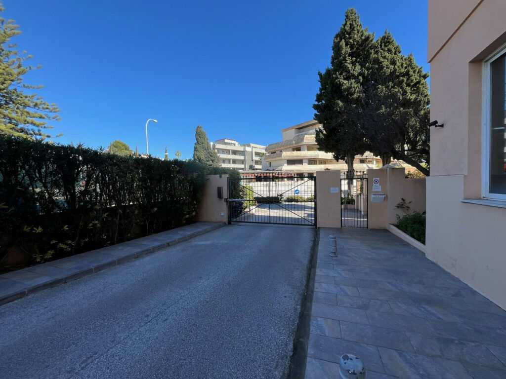 Ground Floor Apartment Puerto Banús Málaga - image 9