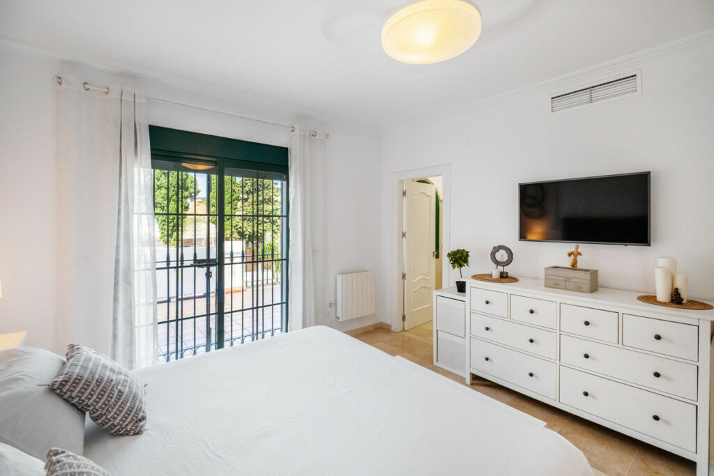 Townhouse Nagüeles Málaga - image 9