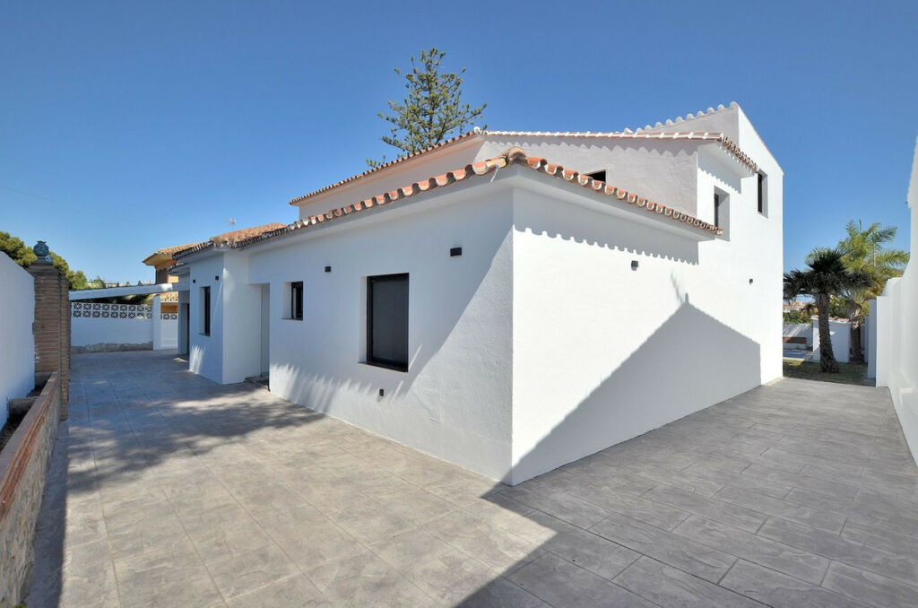 Detached Villa El Coto Málaga - image 9
