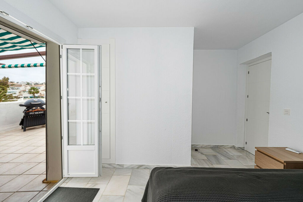 Penthouse La Duquesa Málaga - image 9
