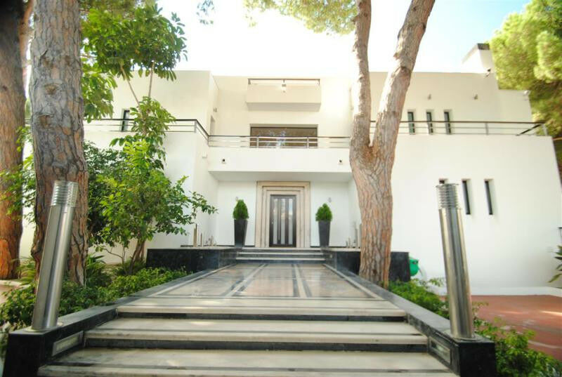 Detached Villa Cabopino Málaga - image 5
