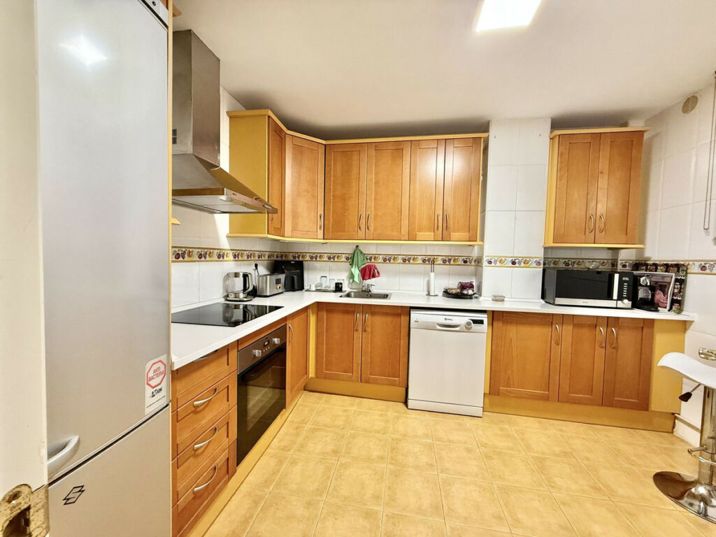 Middle Floor Apartment Nueva Andalucía Málaga - image 9