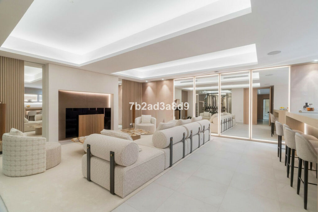 Detached Villa Nueva Andalucía Málaga - image 9
