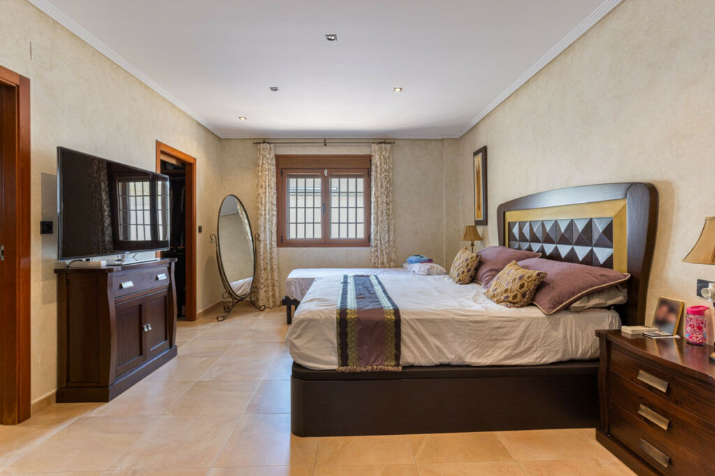 Detached Villa Los Montesinos Alicante - image 9
