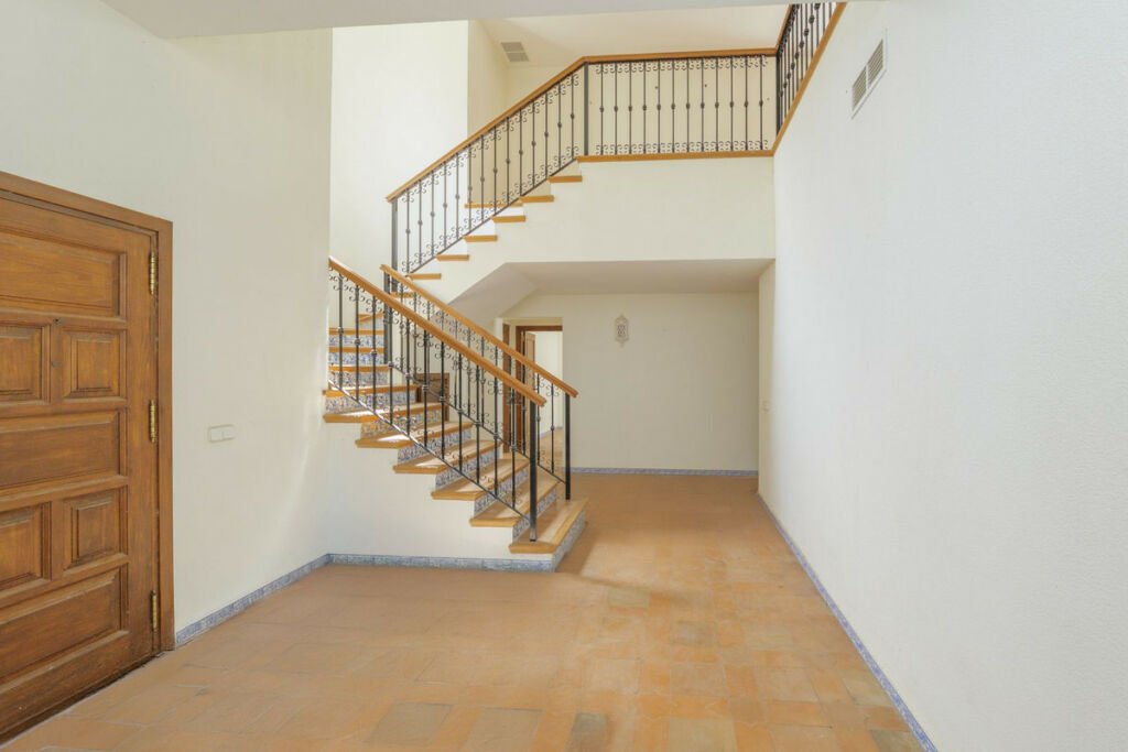 Detached Villa San Roque Club Cádiz - image 9