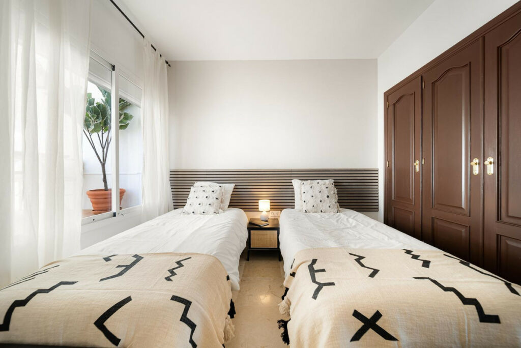 Middle Floor Apartment Nueva Andalucía Málaga - image 9