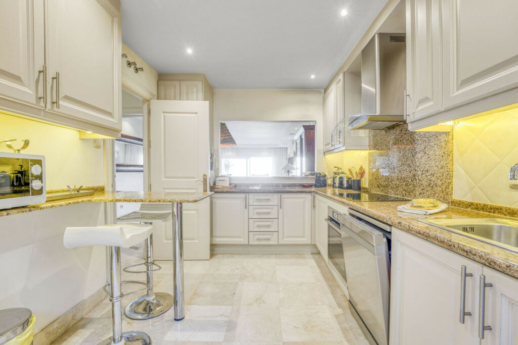 Ground Floor Apartment La Mairena Málaga - image 9