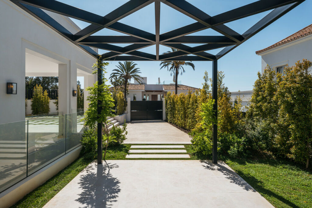 Detached Villa Nueva Andalucía Málaga - image 9