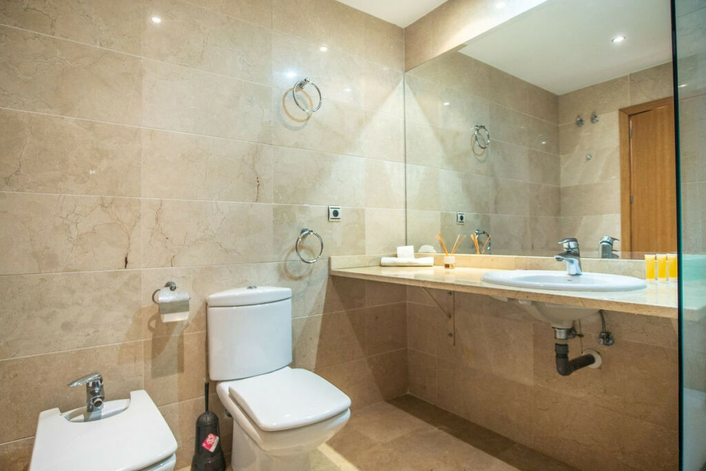 Middle Floor Apartment New Golden Mile Málaga - image 9